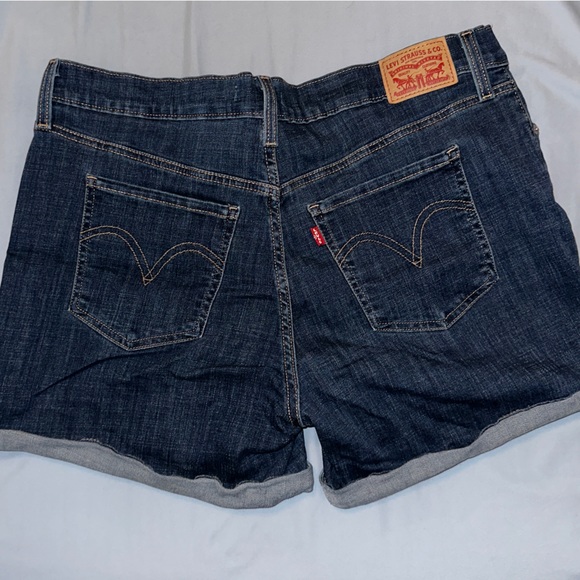 Levi’s Mid Length Shorts - Picture 5 of 5